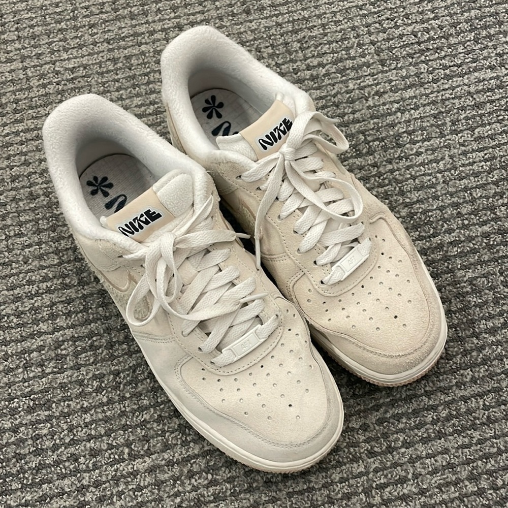 Nike Air Force 1 07 SE Sanddrift Fleece sneaker, size 9